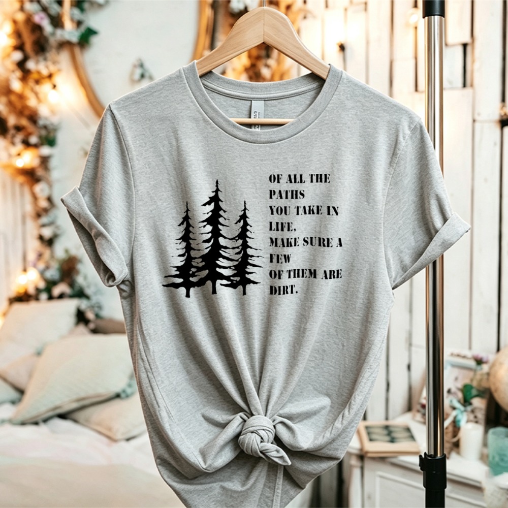 Outdoor Adventure Quotes Short - Koszulka z grafiką sosny i cytatem