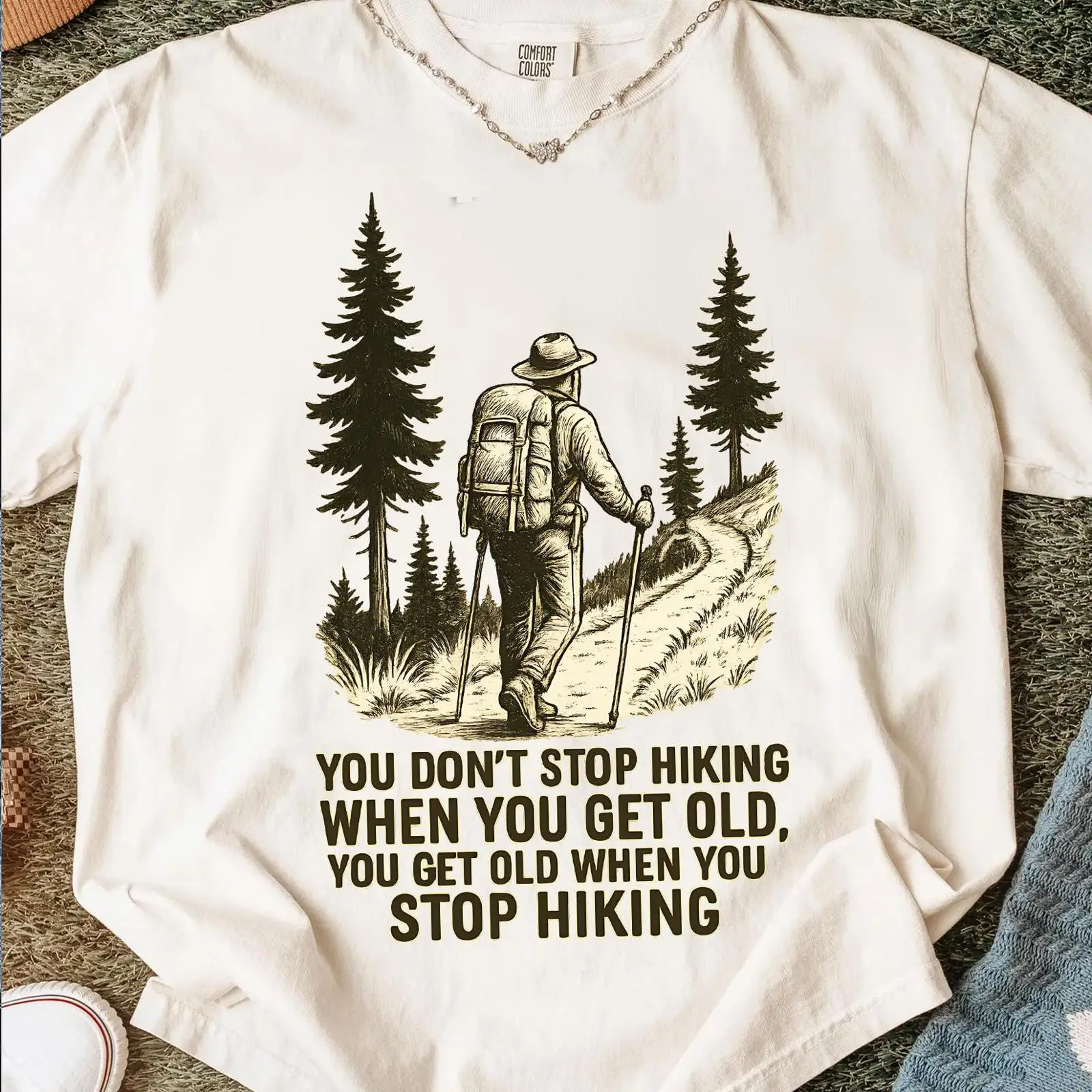 Outdoor Adventure Quotes Short - Nie przestajesz walczyć z wędrówkami po