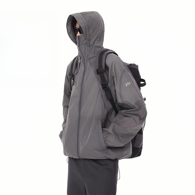 Modne kurtki męskie na wiosnę  – Outdoor Adventure Windbreaker recenzja i cena